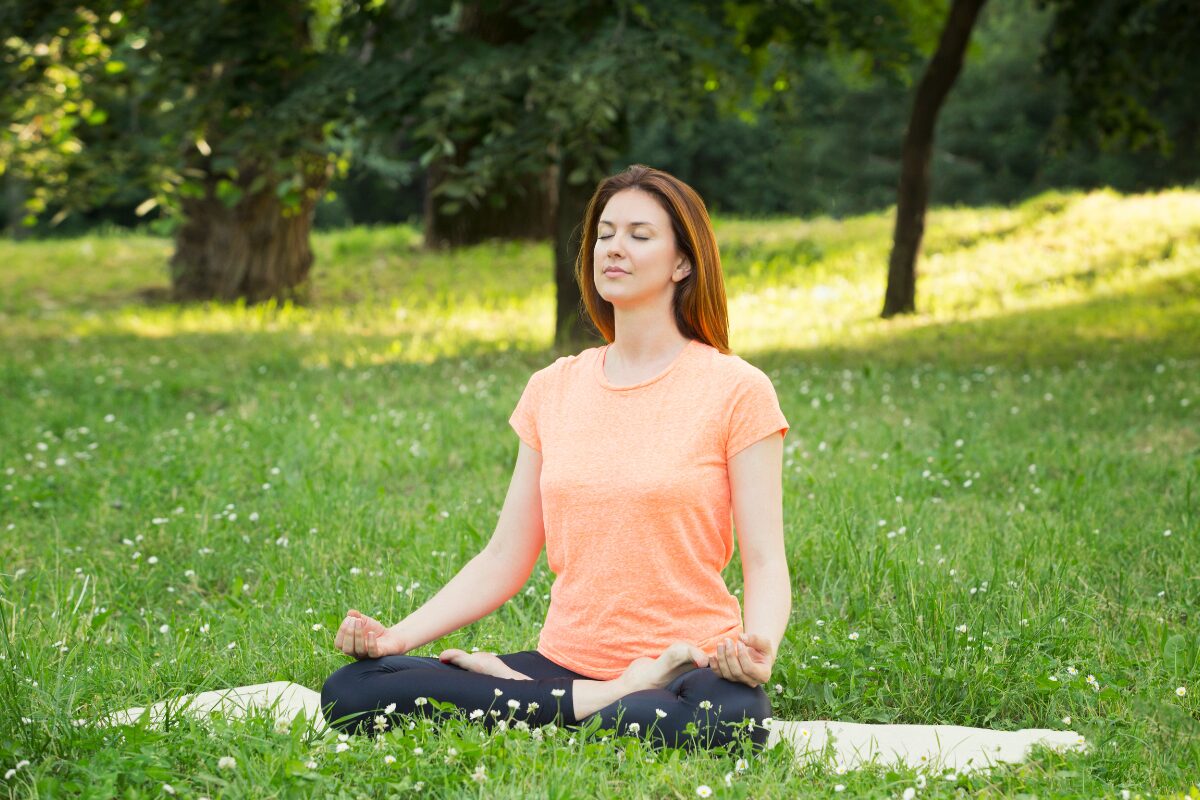 How to do mindfulness for beginners (3) A woman in a park peacefully executing mindfulness. How to do Mindfulness for beginners
