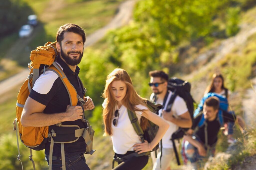 10 powerful motivational strategies to achieve your dreams A group of young hikers in the middle of a mountain.